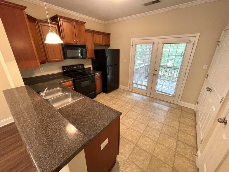 Building Photo - 270 Strickland Ave