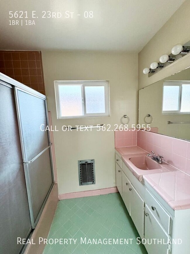 Building Photo - Beautifully Renovated 1 Bed / 1 Bath Apart...