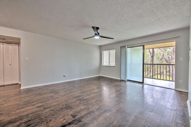 Building Photo - Nice and spacious condo on the 3rd with washer and dryer, near USF and I-75