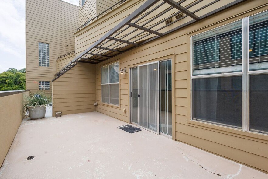 Building Photo - 3320 Camp Bowie Blvd