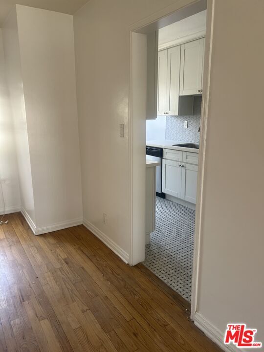 Building Photo - 521 Hollister Ave