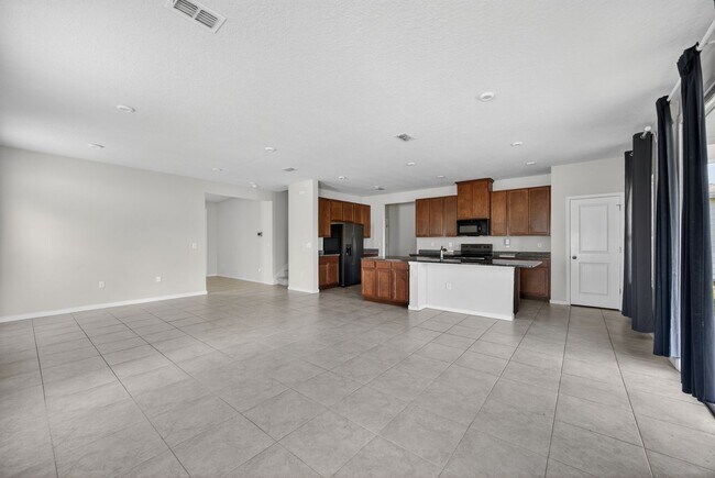 Building Photo - Panther Creek Family Home