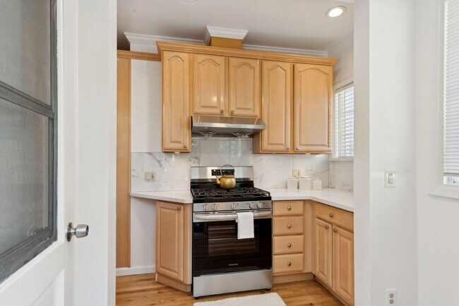 Building Photo - EPIC REA - Great Renovated ( all appliance...