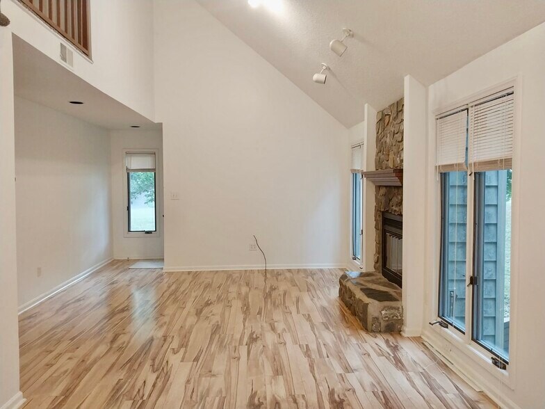 Large great room with stone fireplace open placel - 3239 Sunnymede Ln