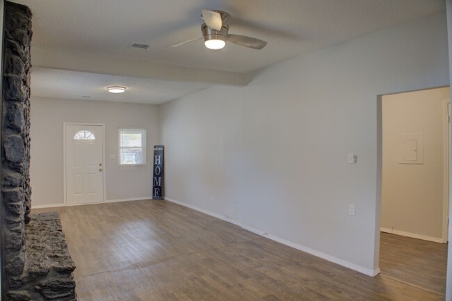 Building Photo - Recently Updated West Tulsa Home!