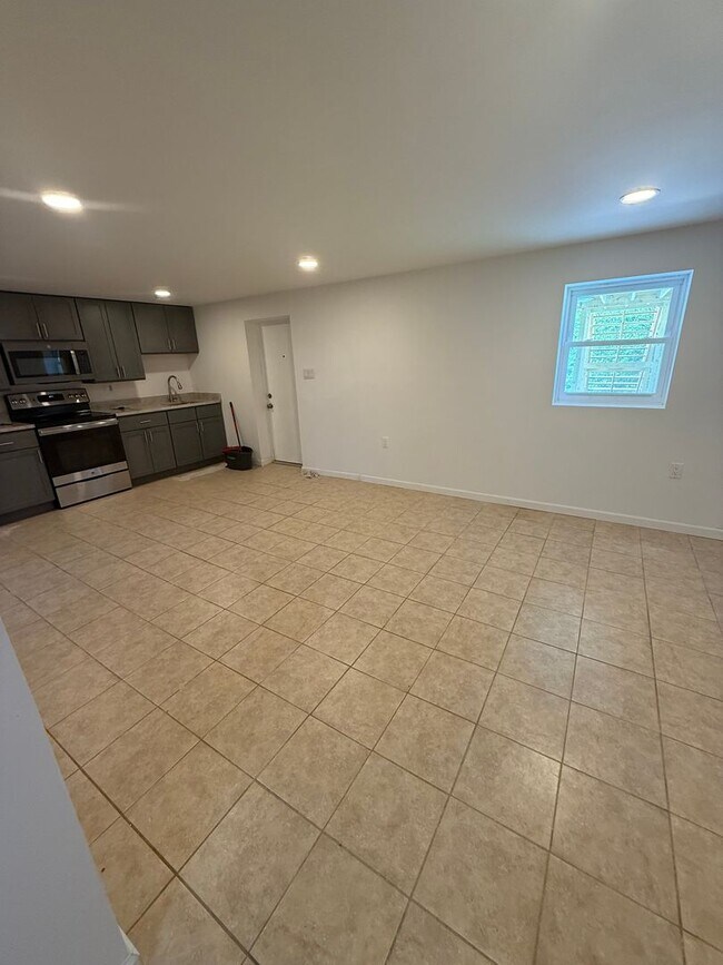 Building Photo - Spacious 4 Bedroom 2 1/2 bathroom Townhome With an ensuite located downstairs.