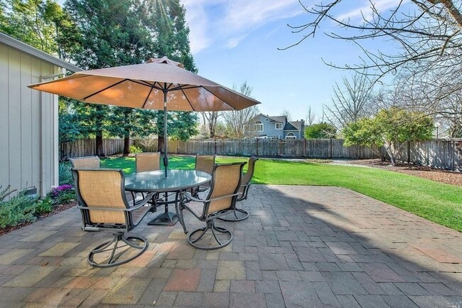 Building Photo - Beautiful Home in the Lakewood Hills Gated...