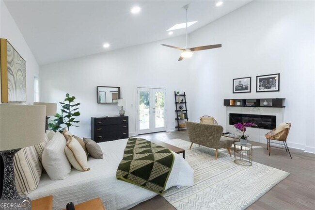 Building Photo - 2749 Memorial Dr SE