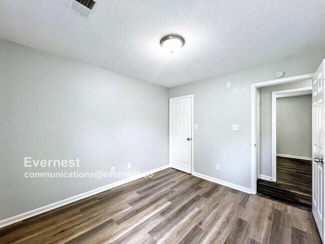 Building Photo - Charming 3-Bedroom Home with Comfortable L...