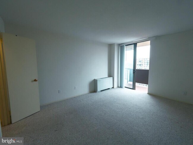Building Photo - 6100 Westchester Park Dr