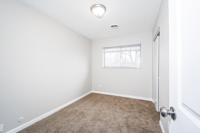 Building Photo - Fantastic 3bd/2ba home! Coming soon!