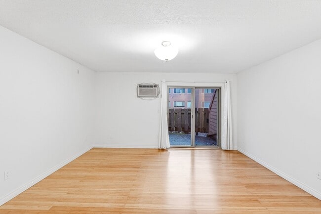 Building Photo - Desirable Lake Oswego Condo 1Bed/1Bath - Mt Park