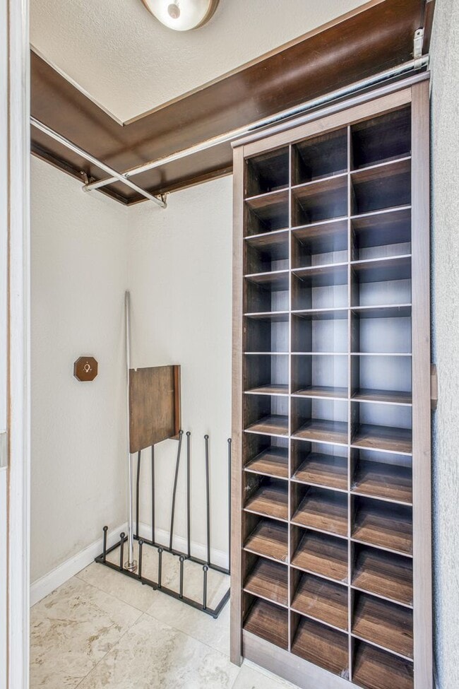 Building Photo - Beautiful House with 4 bed - 2 baths - office & covered big Jacuzzi