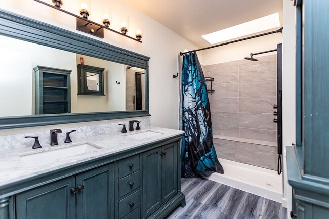 Building Photo - Beautifully Maintained Townhome with Fantastic Amenities