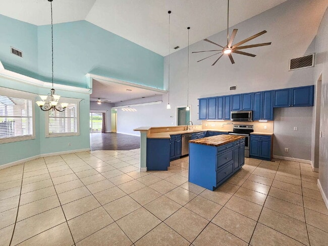 Building Photo - Waterfront Pool Home in Desirable Sunset Lakes