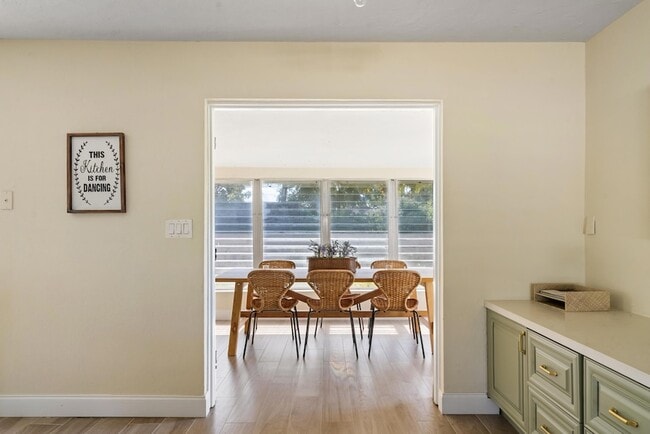 Building Photo - 20 NE 17th Ave