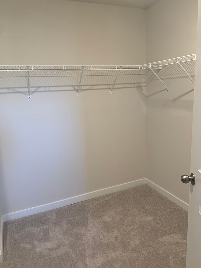 Building Photo - THREE BEDROOM/2.5 BATH TOWNHOME in Southern Lehigh School District