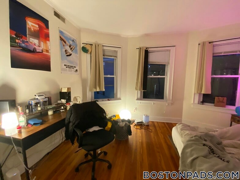 Building Photo - 18 Lawn St