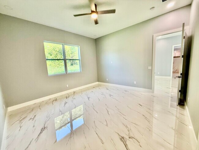 Building Photo - 660 NE Moss Rose Pl