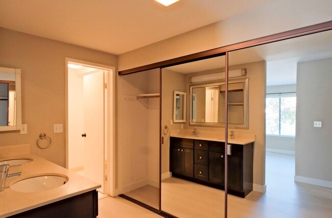 Building Photo - Spacious 3 Bedroom 2 Bath townhome for ren...