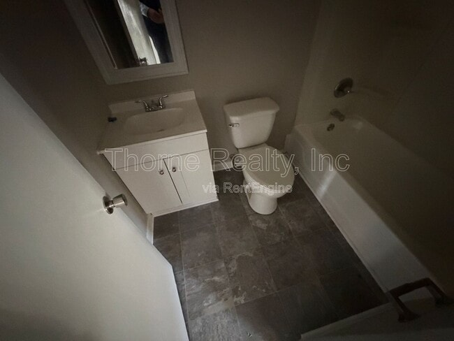 Building Photo - 402 E Northern Blvd