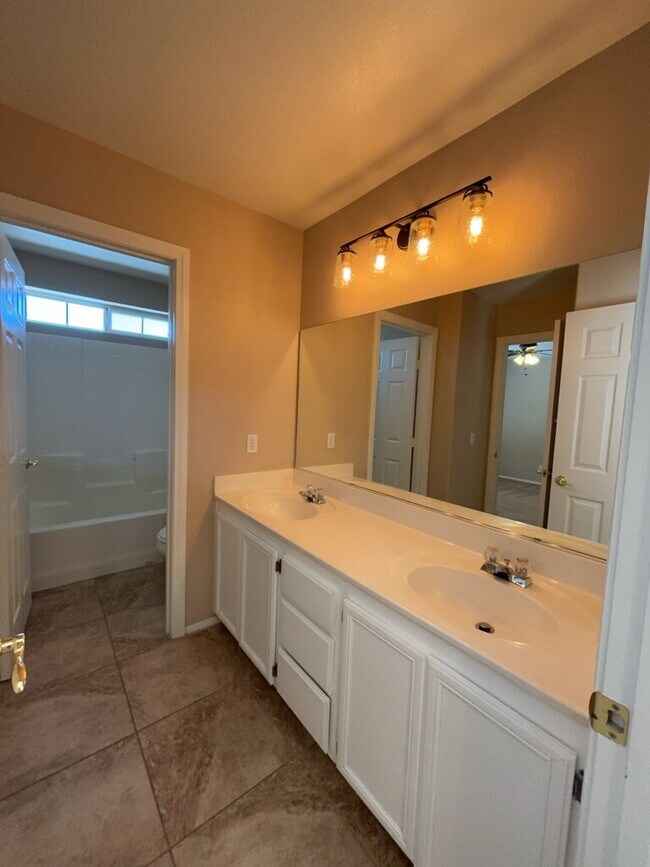 Building Photo - HOT SUMMER OFFER! ENJOY 2 WEEKS FREE RENT *excludes recurring fees* This is where comfort and sty...