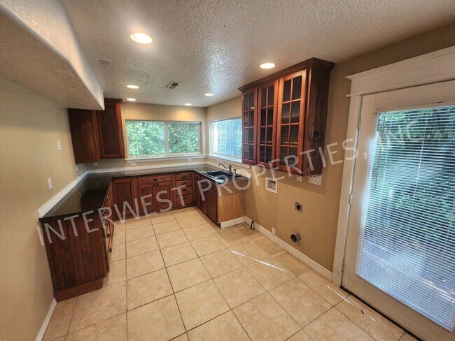 Building Photo - Large 3 Bed+ Bonus Room SW Pdx Home, Natur...