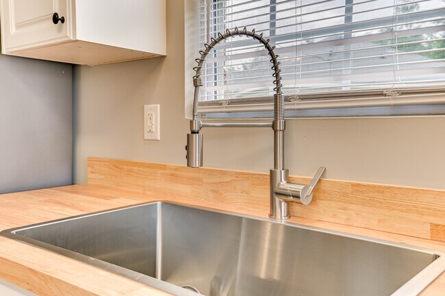 Building Photo - 4416 Hatteras Dr