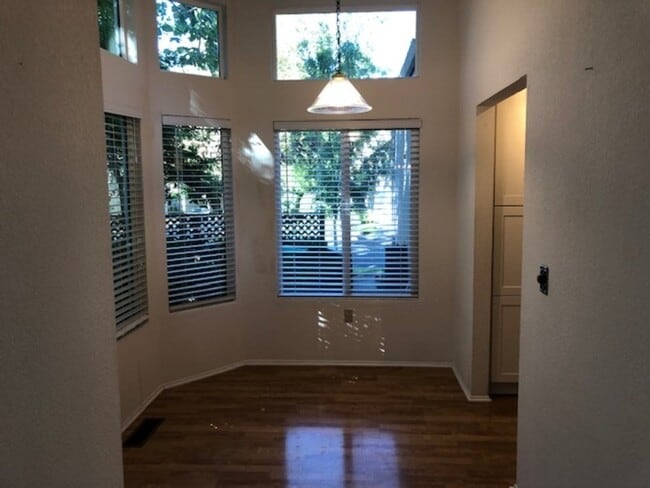 Building Photo - 1304 Foothill Dr