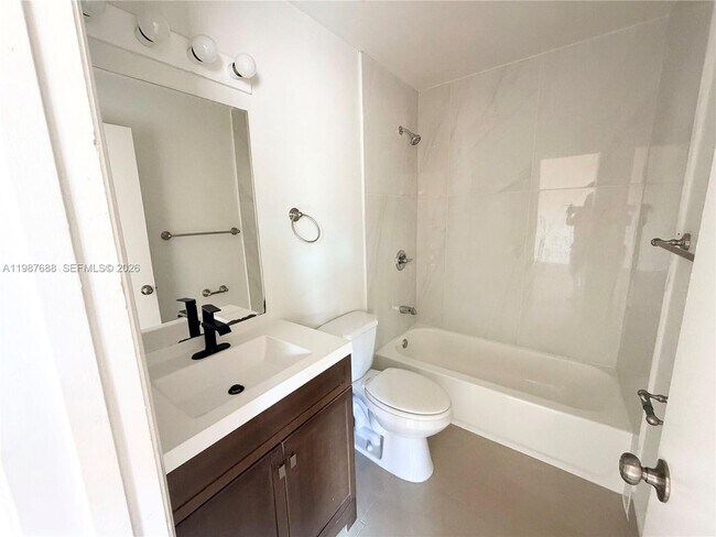 Building Photo - 6205 SW Kendale Lakes Cir