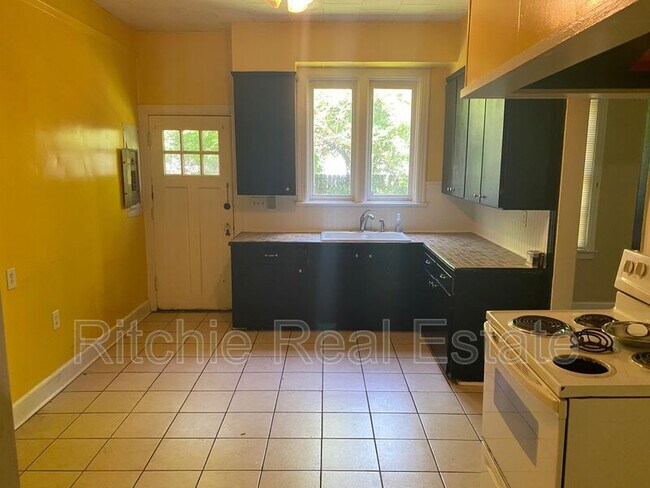 Building Photo - 1808 Monroe St