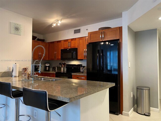 Building Photo - 1155 Brickell Bay Dr