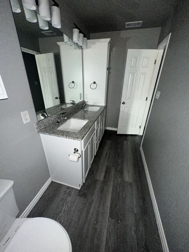 Building Photo - AVAILABLE NOW! (SECTION 8 ACCEPTED)