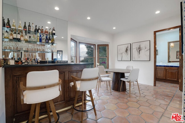 Building Photo - 10160 Cielo Dr