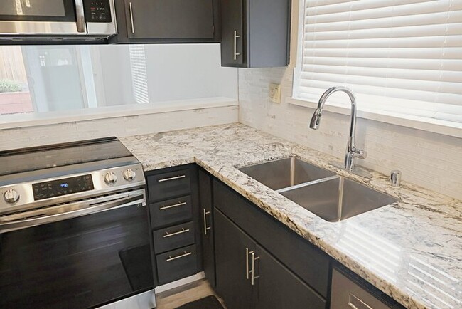 Building Photo - 2 Bedroom 2 Bath Roseville Home