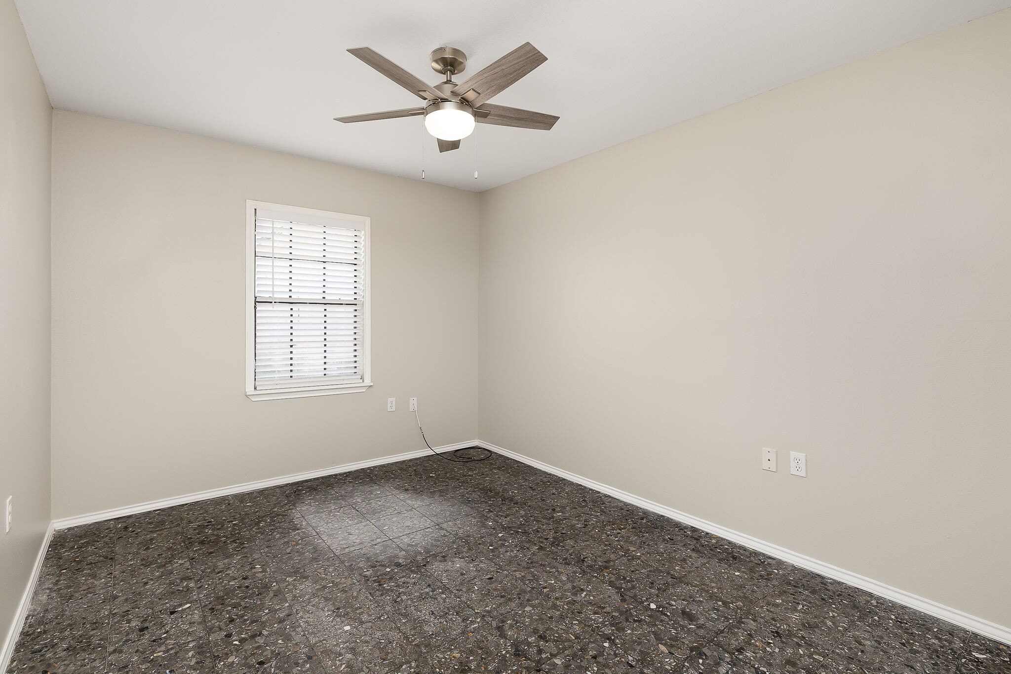 Building Photo - 5004 Oleander Dr