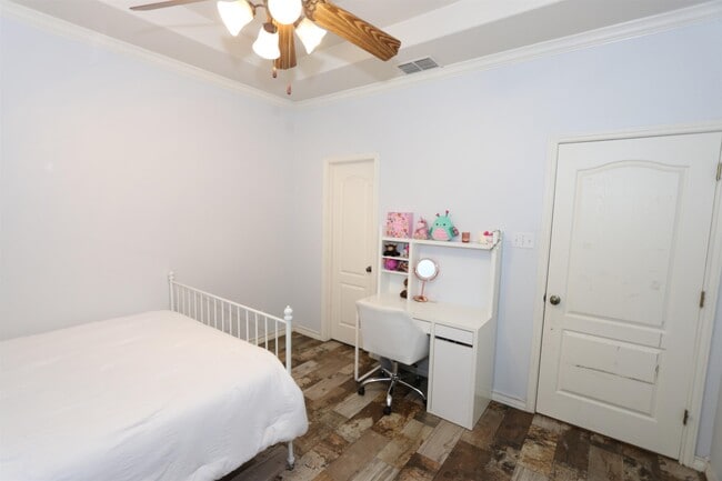 Building Photo - 10514 Winrock Dr