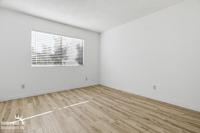 Building Photo - Charming 2Bdm 2Ba Apartment in Mission Hills - MI Special