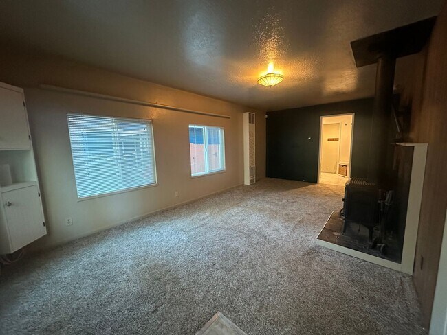 Building Photo - Quaint 3 Bedroom Home with Modern Upgrades- Pet Friendly!