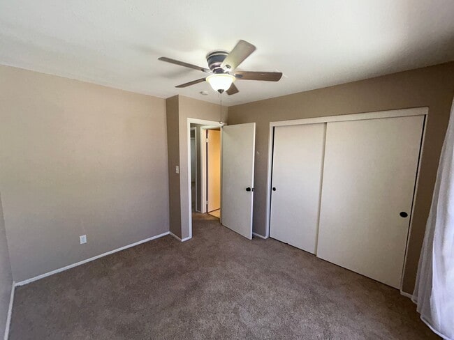 Building Photo - 521 E Kristal Way