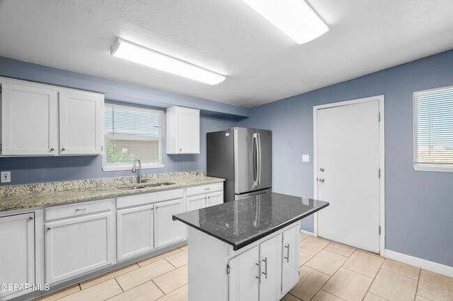 Building Photo - 3977 Las Casitas Dr