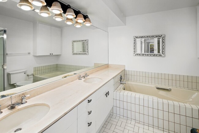 Building Photo - Exquisite Ocean View 2 Bed Townhome: Luxur...