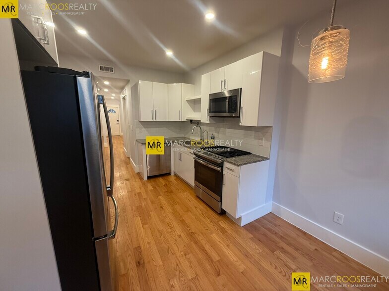 Building Photo - 331 Chelsea St