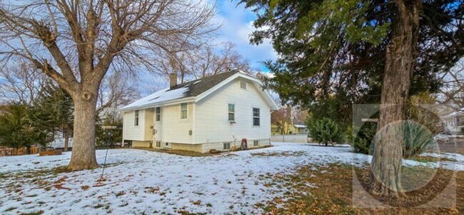 Building Photo - A "Must See" 2bd/1ba Beautiful home!