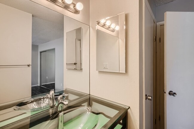 Building Photo - Spacious 1 Bed 1 Bath in the heart of Holly Hills. LEASING SPECIAL SEE INFO BELOW