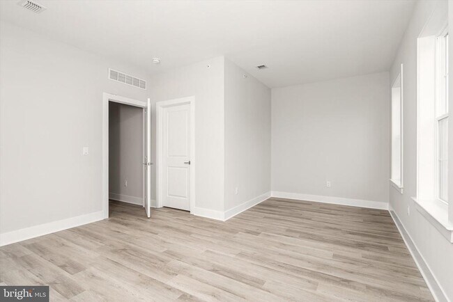 Building Photo - 4403 Thompson Dr
