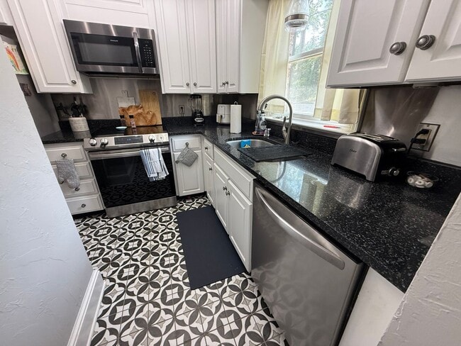 Building Photo - Charming Brick Midtown Townhome