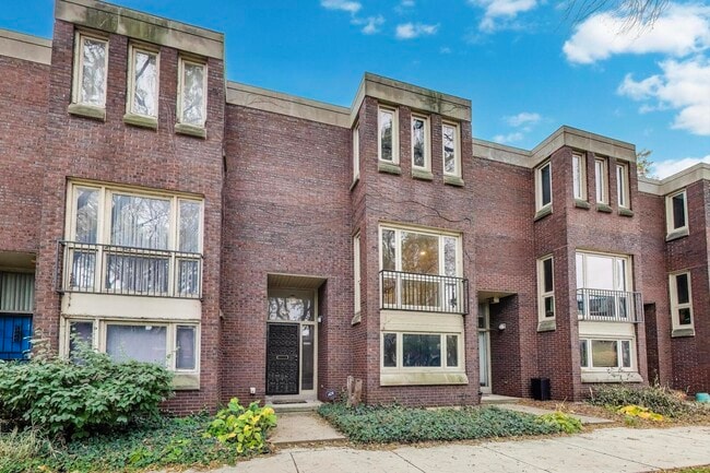 Primary Photo - 2803 S Michigan Ave