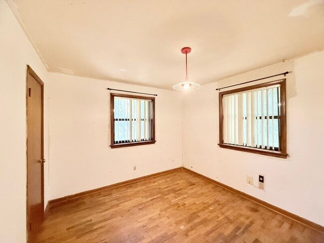 Building Photo - 522 Amber St