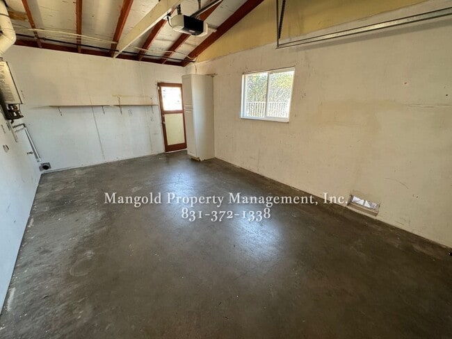 Building Photo - Great Home Located In Seaside Neighborhood with Fenced Back Yard!